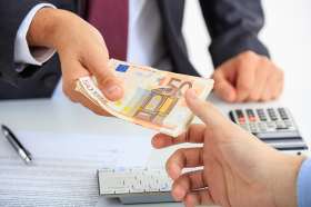 Foto: Geld Übergabe