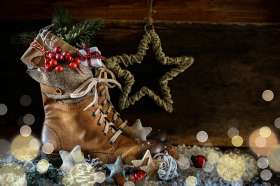 Foto: Rustikaler Hintergrund mit Stiefel und Geschenk