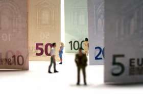 Foto: Personen vor Geldscheinen