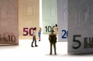 Foto: Personen vor Geldscheinen