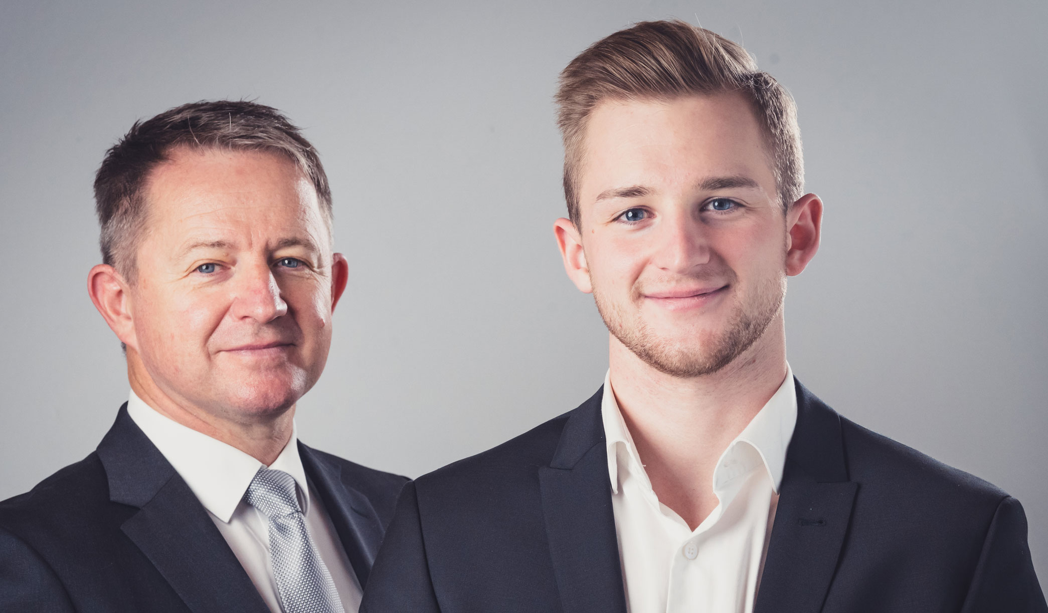 Zwei Herren im Anzug lächeln - 